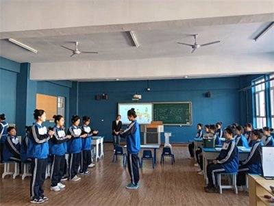 “青教师”汇报课晾晒基本功