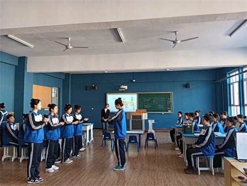 “青教师”汇报课晾晒基本功