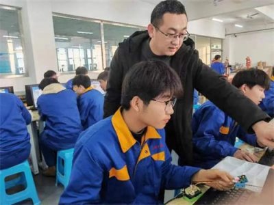 企业师傅进校园，促进师生能力双提升