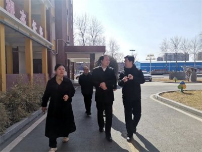 市教育局领导来我校检查校园安全