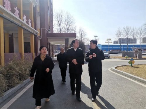 市教育局领导来我校检查校园安全