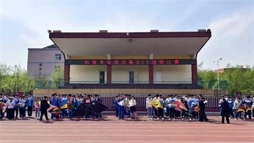 筝舞蓝天，放飞梦想——机修专业举办风筝DIY活动