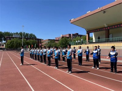 【玉田职教中心】劳动塑风采 技能筑未来——机电专业部举行叠被子比赛暨思政课堂活动