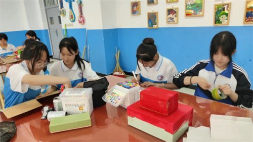 给废弃物第二次生命——综合专业部举办第十八届技能节“变废为宝”创意手工作品大赛