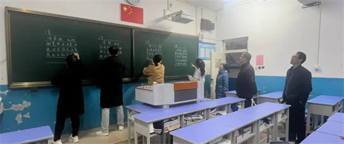 5 分钟 “板书对决”！财经专业部开展教师粉笔书法比赛