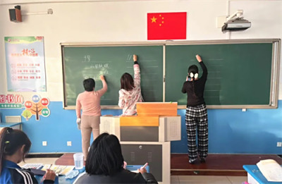 “粉”墨飞扬,“笔”书华章——玉田职教中心综合专业部举行教师粉笔字书写比赛