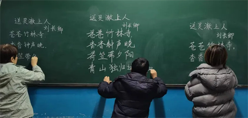 三尺讲台育桃李，一支粉笔写春秋