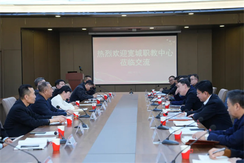 宽城职教中心校长闫守伟一行12人来我校参观交流