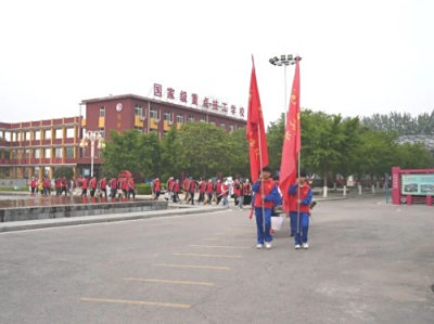 玉田职教中心党员教师与青年学生深入社区开展环境整治志愿服务活动