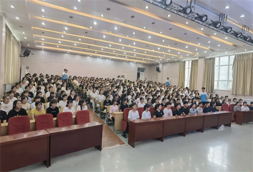 强化管理促成长，内务纪律展新貌