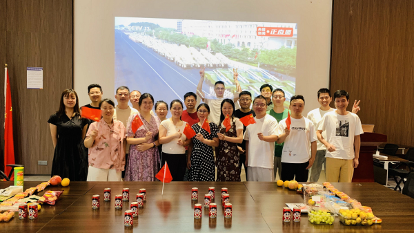 紫钺组织全公司观看抗战胜利80周年大阅兵直播