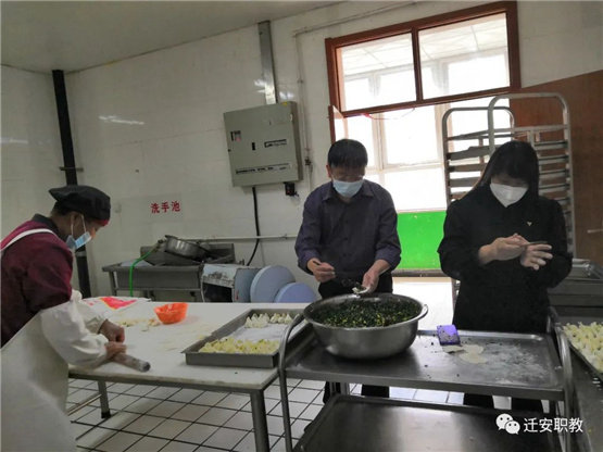 同心抗疫 饺香暖心——迁安职教中心举行在校教师包饺子活动