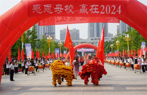 战鼓隆隆催奋进 旌旗猎猎踏征程——迁安职教中心举行2024届高三高考出征壮行仪式