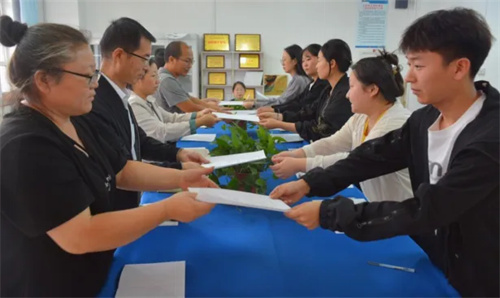 蓝青相映助成长 欲至远方聚力行——迁安职教中心机电工程系组织开展“青蓝”结对拜师活动