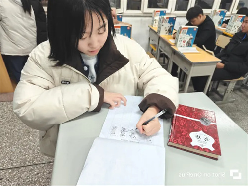 臻情所聚 涵技共承——自动化工程系23自动化2班班级微型图书角