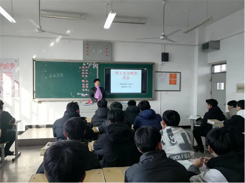 砺匠心载梦前行 燃琢玉青春启航——迁安职教中心装备制造工程系实习实训安全教育会