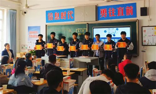 家校共育 共筑未来——迁安职教中心机电工程系举行家长进校园活动