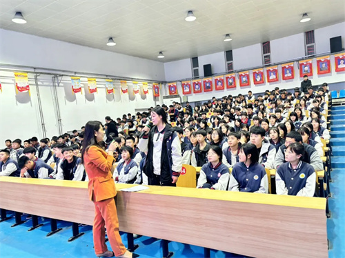 送你一朵小红花——迁安市职教中心心理健康教育讲座