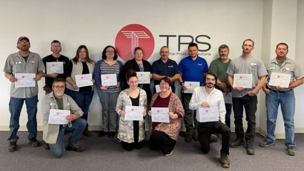 Blue M为优秀员工举办周年庆祝活动并授予证书和奖状