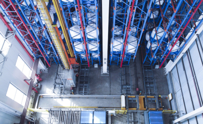 平板塑料托盤在新能源鋰電材料行（háng）業立體庫使用場景