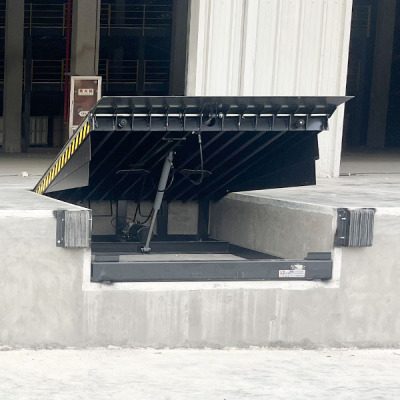 西朗门业：物流仓库卸货平台