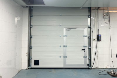 上海化工企业实验室安装西朗工业提升门：全面取代传统卷帘门