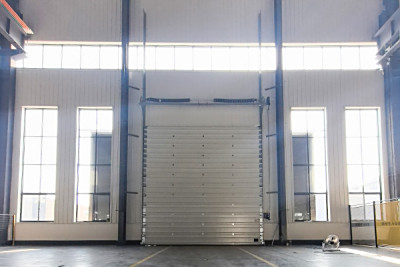 厂房大门怎么选？追求使用时间长、更耐用的企业推荐用提升门
