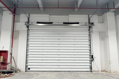 工业提升门：双面彩钢填充聚氨酯门板，冬季工厂抗风保温大门