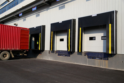 抵御寒冷，高强抗风，西朗工业提升门助力仓储物流园保温隔热