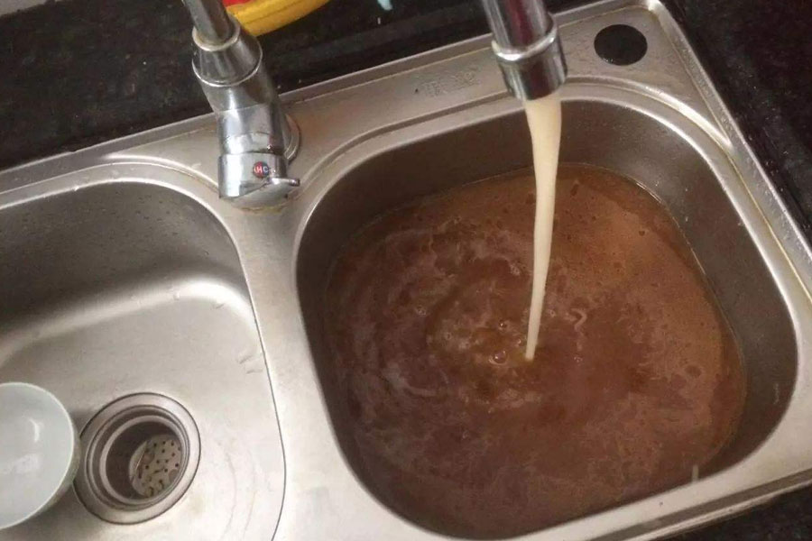 净水器如果不更换滤芯,可能会造成二次污染,影响水质和健康