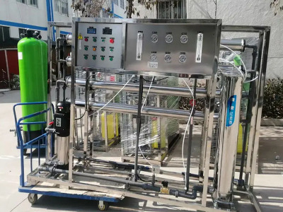 小区里面安装净水设备，不仅能保证水质安全，还能节省水费！