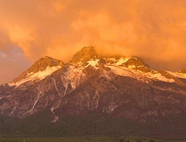 玉龙雪山：纳西神山的壮丽画卷