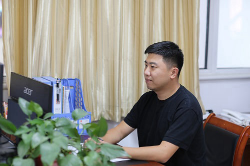 马炯 