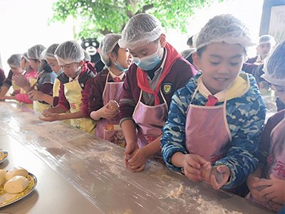 优胜路小学学生到多福多参加DIY活动