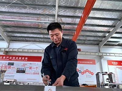 李伟伟：长达30米的生产线每个螺丝钉的位置都记在心中 听声就能辨出机器故障