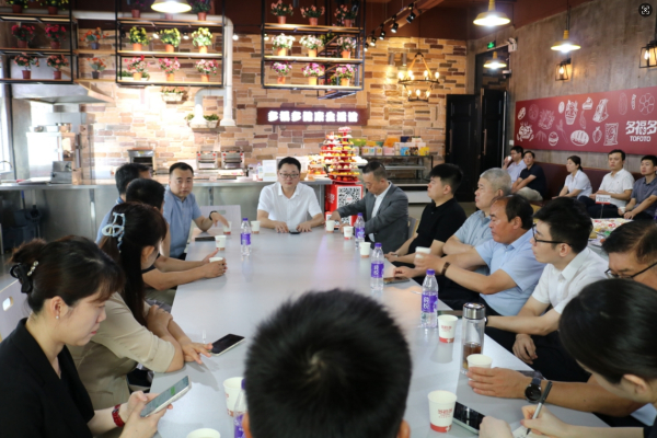 河南中州集团战略投资部负责人尤帅珺一行到多福多进行合作交流