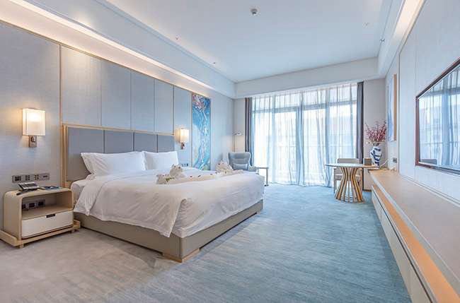 Big bed room with pool view