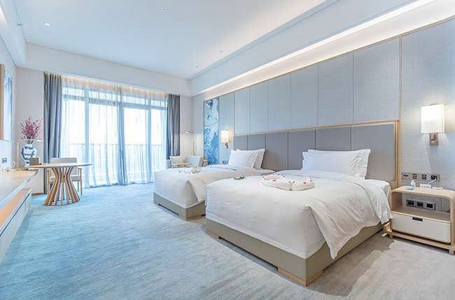 Double bed room with pool view