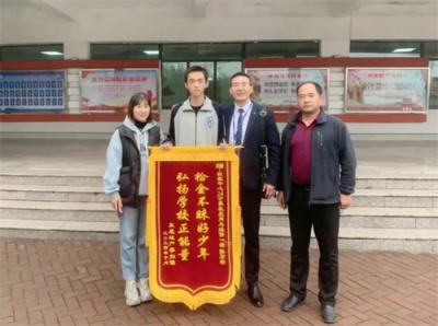 拾金不昧好少年 职教学子正气扬