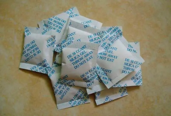 食品里的干燥劑別扔，特別值錢！