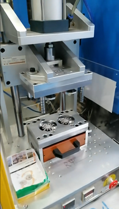 半自动水口冲切设备