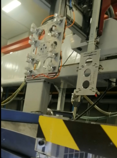 机边出模产品分穴设备