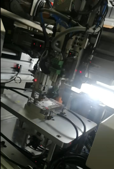 联机全自动模内植入弹片设备