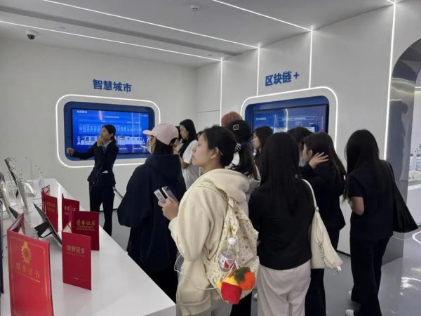 观摩+体验+互动，政务服务产业学院第一课精彩开讲