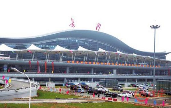 长沙机场航站区管理部党总支开展“无纸乘机 ‘码’上帮您”主题党日活动