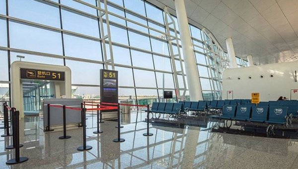 长沙黄花国际机场“志愿红”助力旅客便捷出行