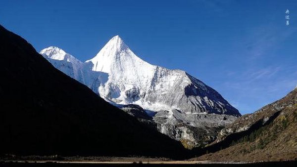 稻城亚丁机场特价机票查询与机场航空售票处电话