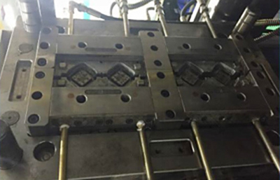 全自动6轴机器人智能一体机： 配合两台卧式注塑机无人化生产 (各种五金植入模内注塑生产专用机）