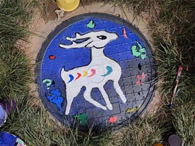 石家庄文化传媒学校开展校园文化主题活动之井盖彩绘