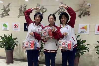 众心向善 人间至暖——文传师生参加“恒爱行动”爱心编织活动